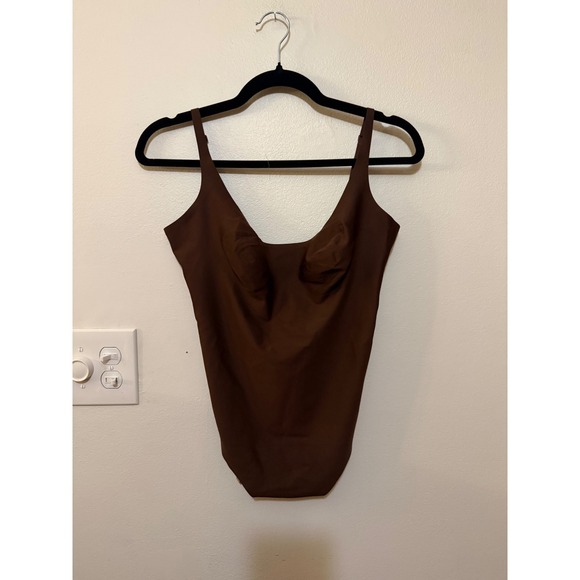 SKIMS Tops - Skims Body Scoop Low Back Thong Bodysuit Cocoa Size L NWT
